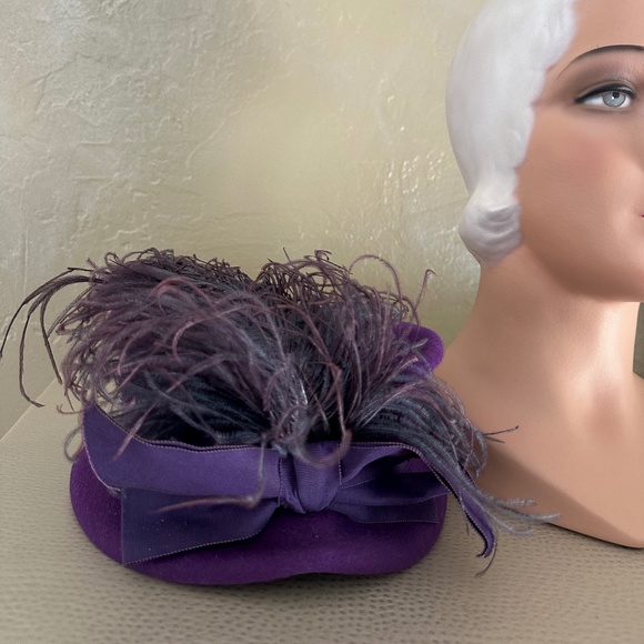 STELLAR 1940s' PURPLE HAT WITH GATHERED CROWN, GROSGRAIN TRIM + OSTRICH FEATHERS - Picture 11 of 14